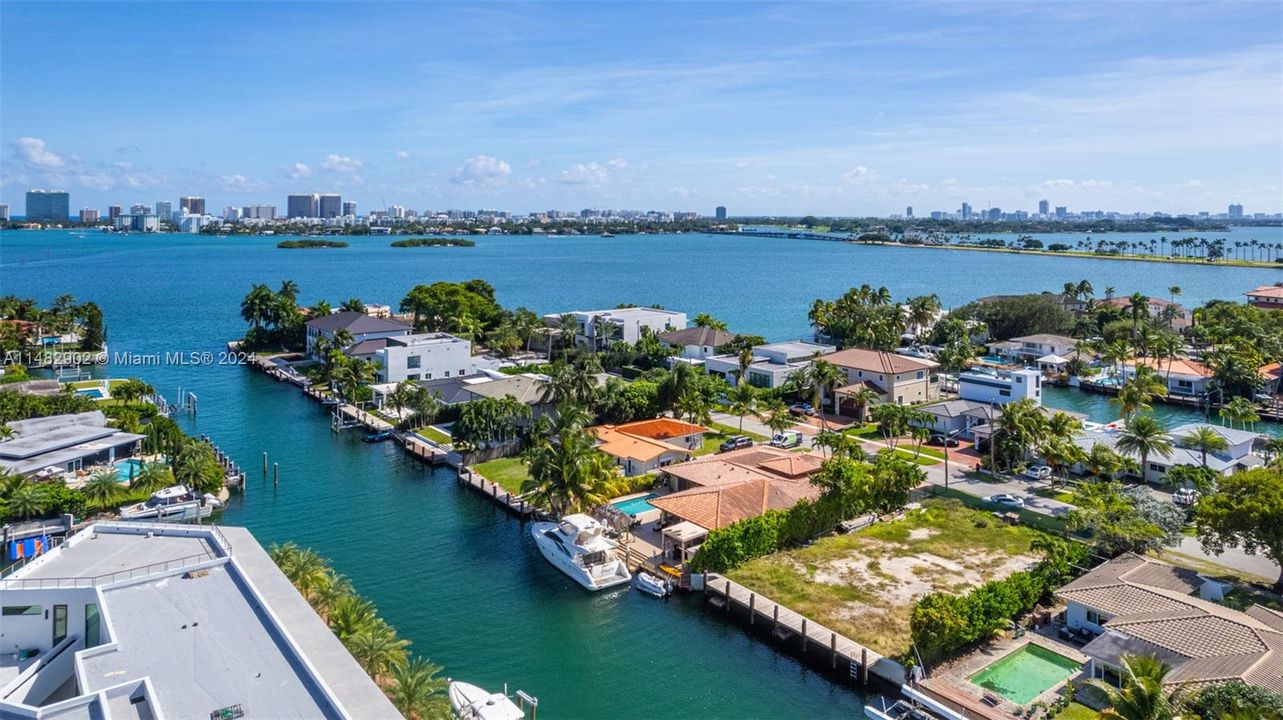 Recently Sold: $3,500,000 (3 beds, 3 baths, 3396 Square Feet)