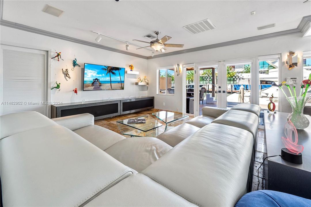 Recently Sold: $3,500,000 (3 beds, 3 baths, 3396 Square Feet)
