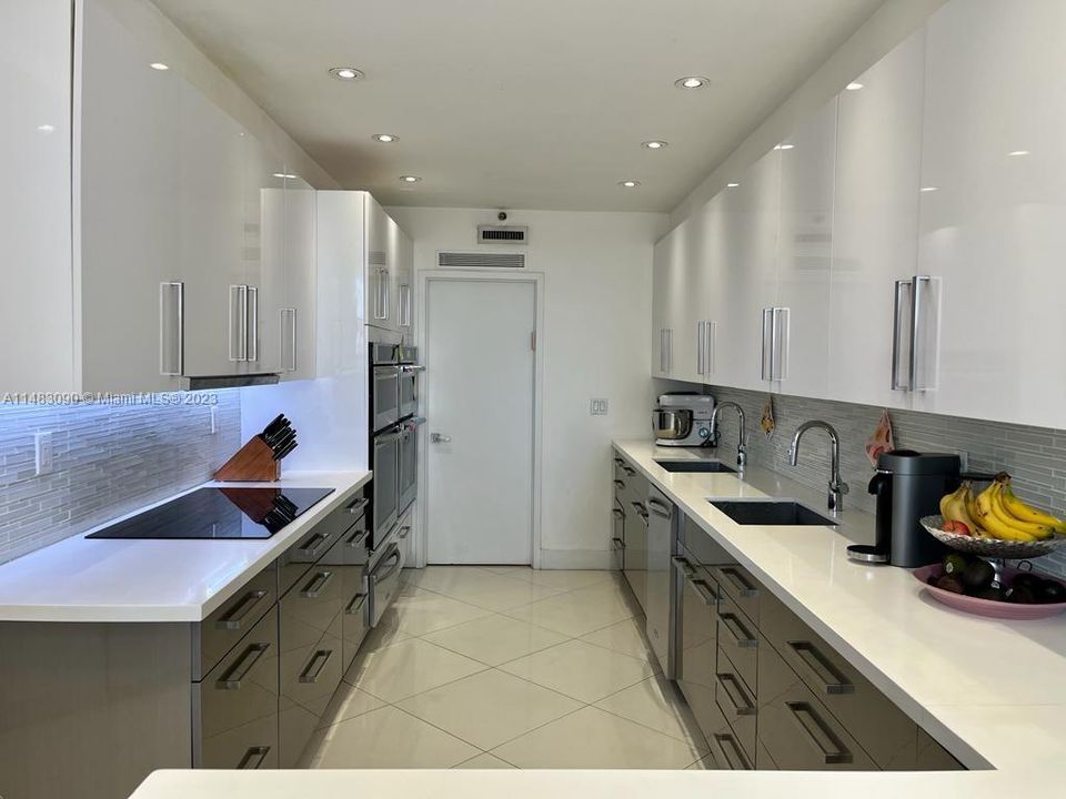 Recently Sold: $985,000 (3 beds, 3 baths, 2360 Square Feet)