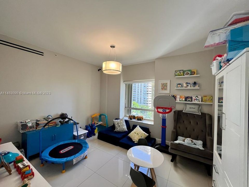 Recently Sold: $985,000 (3 beds, 3 baths, 2360 Square Feet)