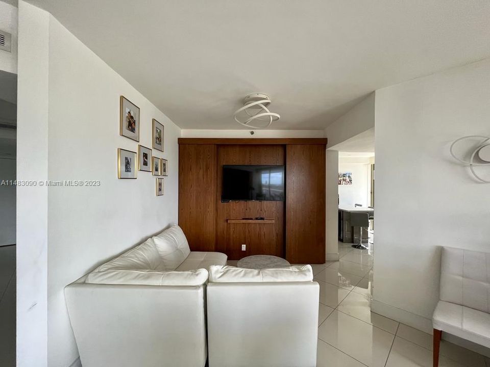 Recently Sold: $985,000 (3 beds, 3 baths, 2360 Square Feet)