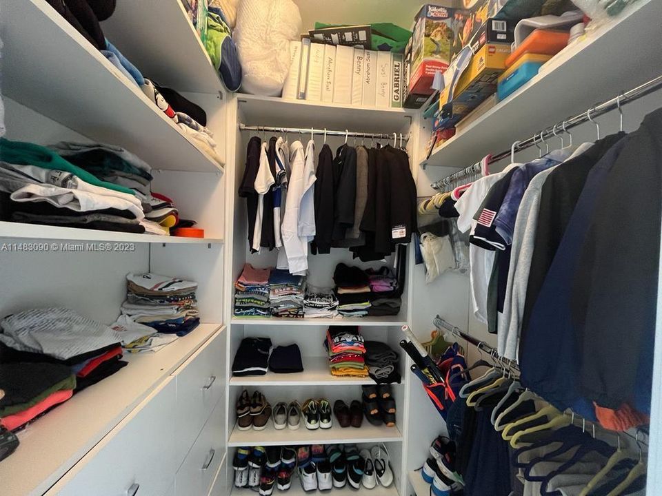 Recently Sold: $985,000 (3 beds, 3 baths, 2360 Square Feet)