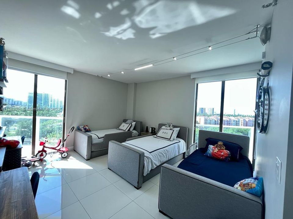 Recently Sold: $985,000 (3 beds, 3 baths, 2360 Square Feet)