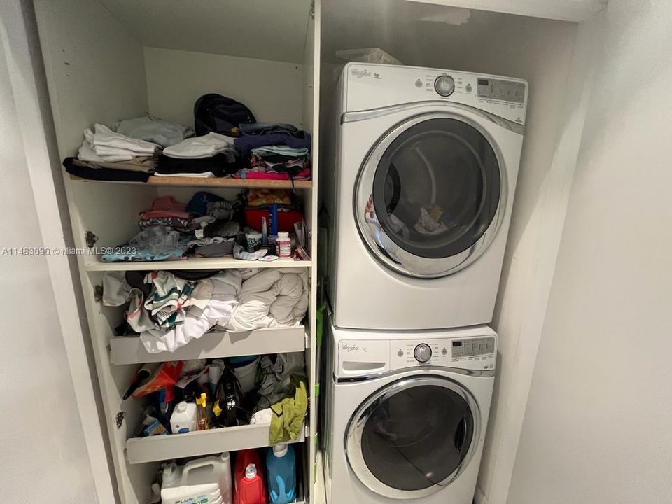 Recently Sold: $985,000 (3 beds, 3 baths, 2360 Square Feet)