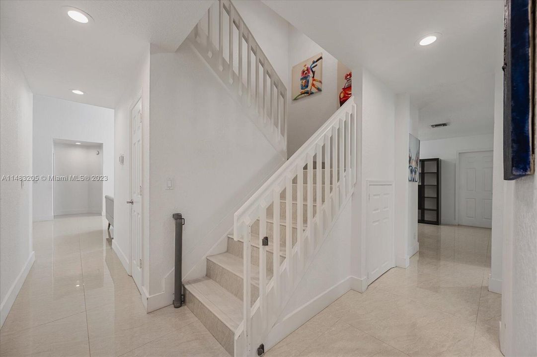 Vendido Recientemente: $1,229,000 (5 camas, 3 baños, 3831 Pies cuadrados)
