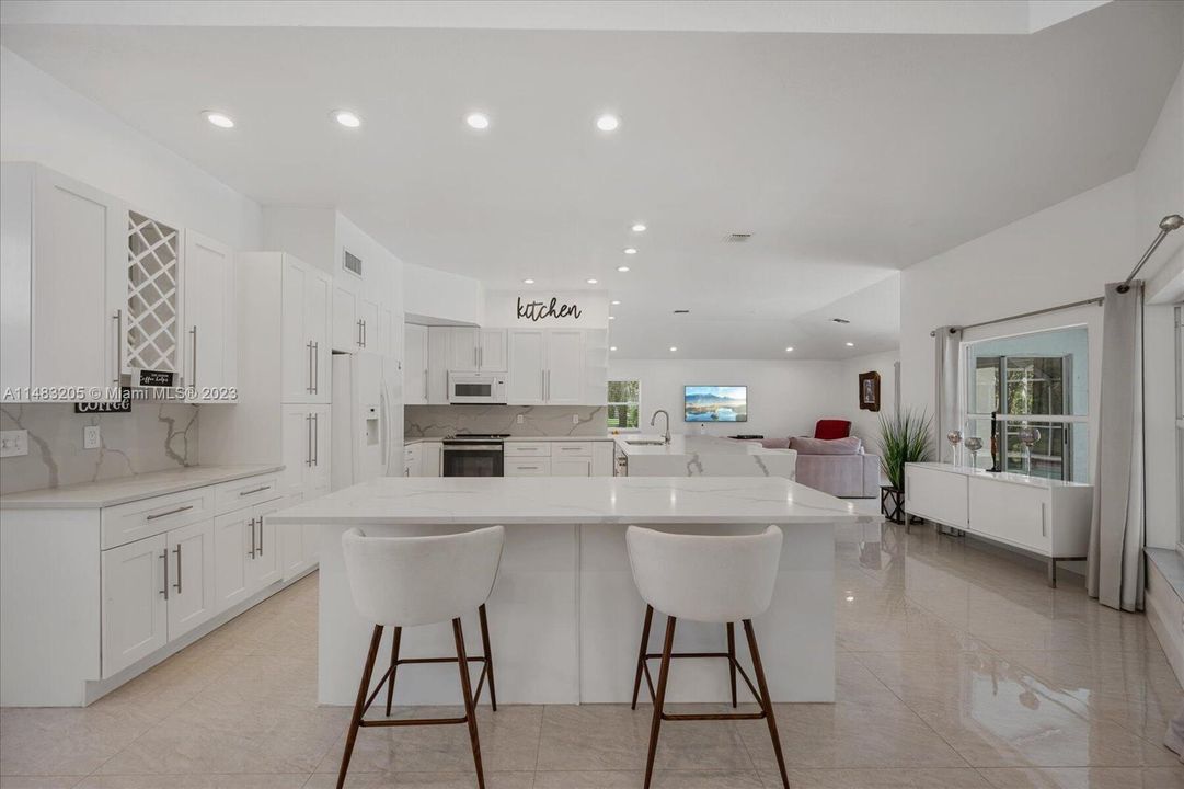 Vendido Recientemente: $1,229,000 (5 camas, 3 baños, 3831 Pies cuadrados)