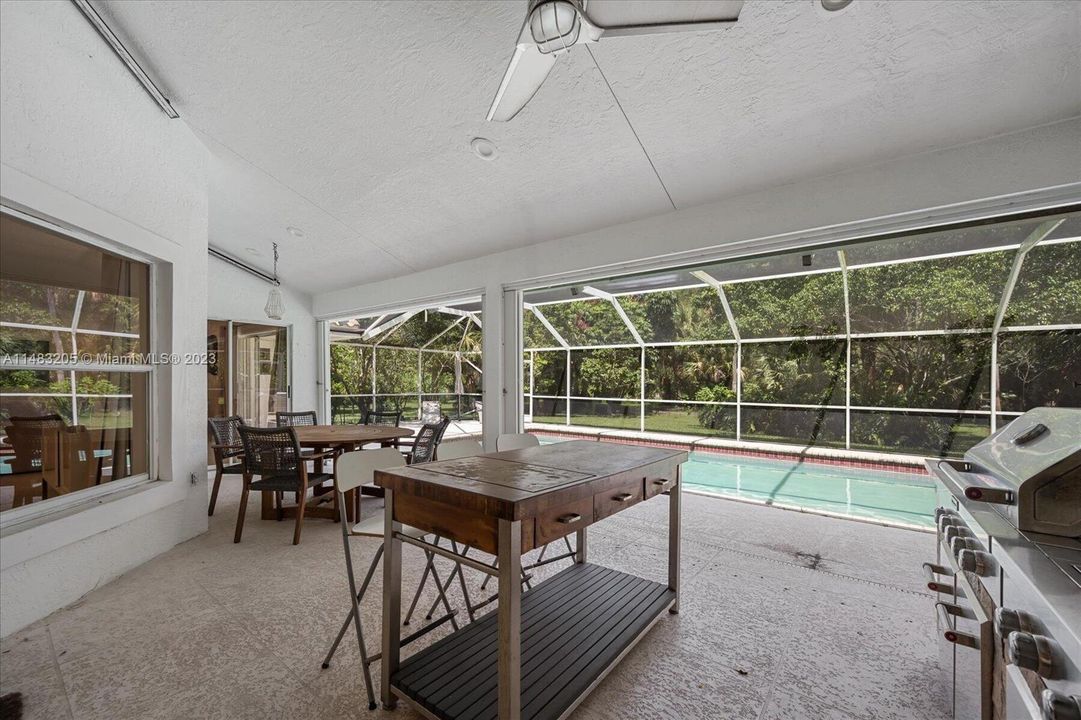 Vendido Recientemente: $1,229,000 (5 camas, 3 baños, 3831 Pies cuadrados)