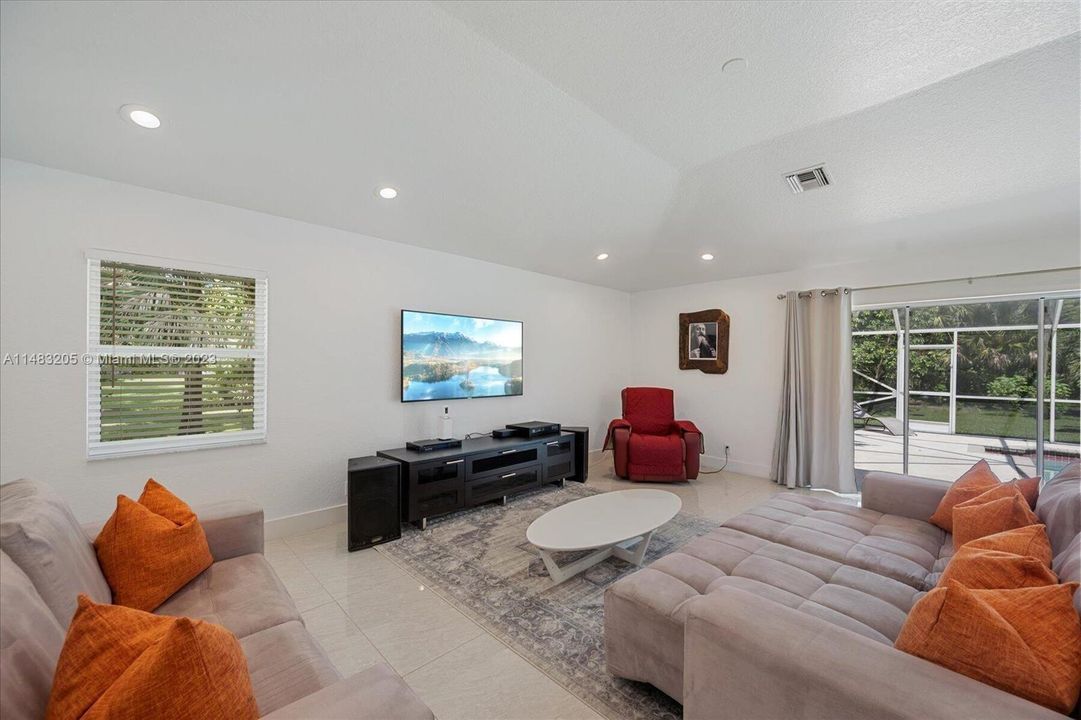 Vendido Recientemente: $1,229,000 (5 camas, 3 baños, 3831 Pies cuadrados)