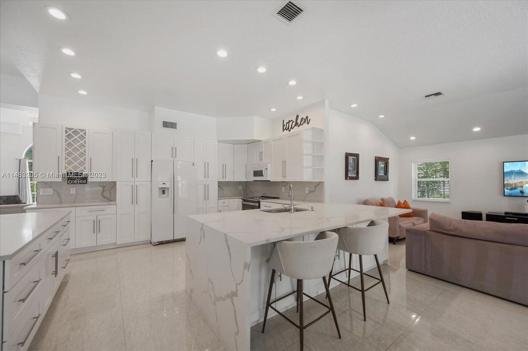 Vendido Recientemente: $1,229,000 (5 camas, 3 baños, 3831 Pies cuadrados)