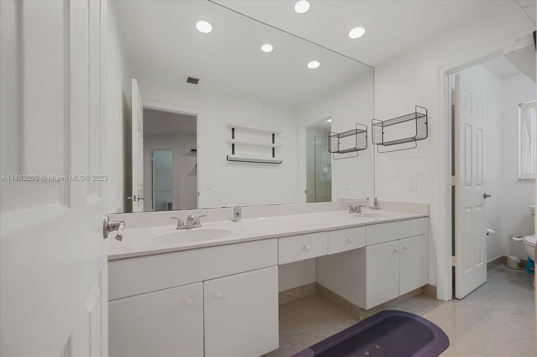 Vendido Recientemente: $1,229,000 (5 camas, 3 baños, 3831 Pies cuadrados)