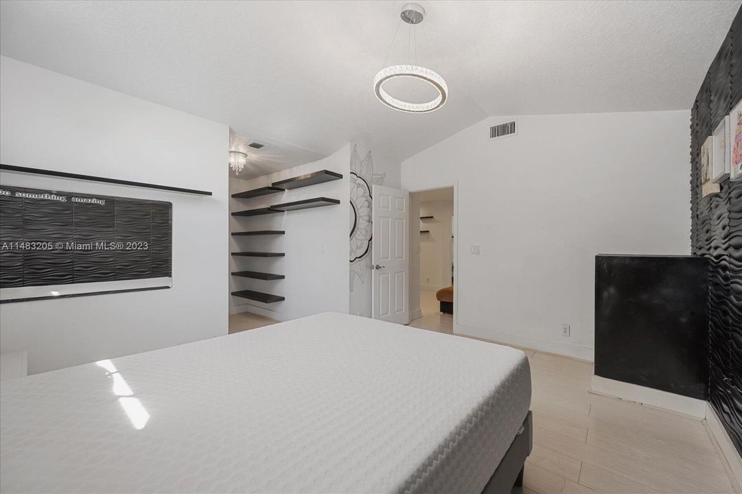 Vendido Recientemente: $1,229,000 (5 camas, 3 baños, 3831 Pies cuadrados)