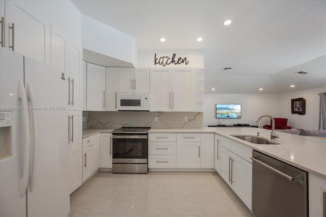 Vendido Recientemente: $1,229,000 (5 camas, 3 baños, 3831 Pies cuadrados)