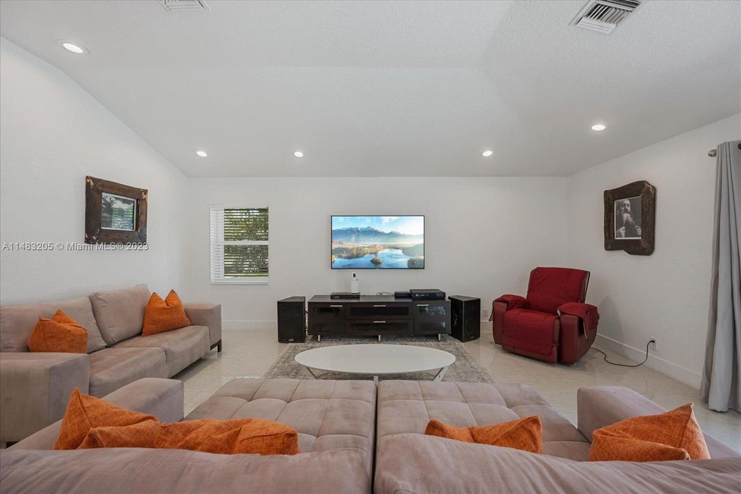 Vendido Recientemente: $1,229,000 (5 camas, 3 baños, 3831 Pies cuadrados)