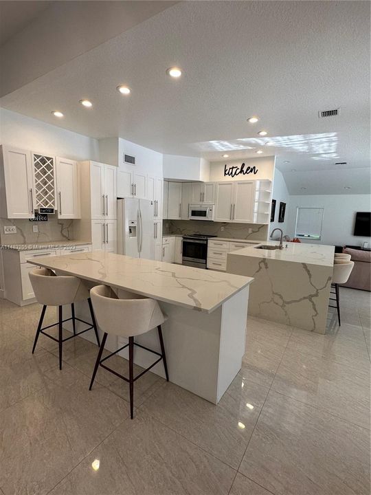 Vendido Recientemente: $1,229,000 (5 camas, 3 baños, 3831 Pies cuadrados)