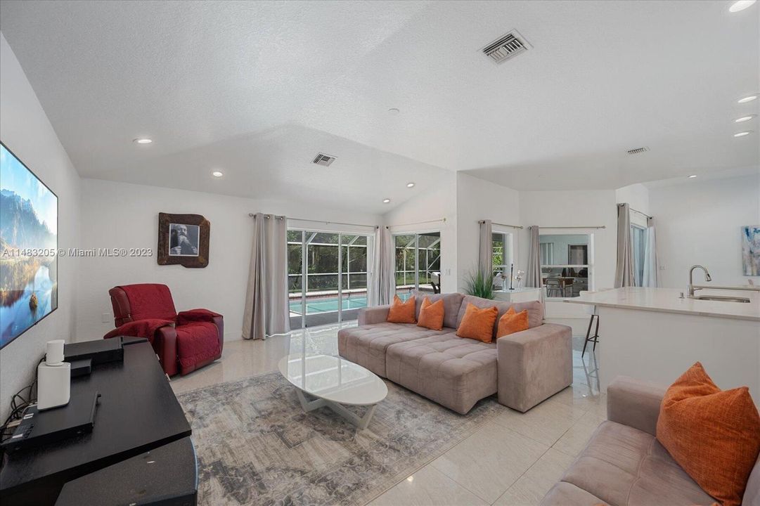 Vendido Recientemente: $1,229,000 (5 camas, 3 baños, 3831 Pies cuadrados)
