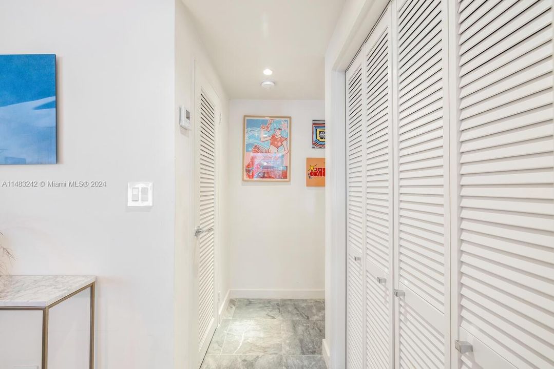 Active With Contract: $475,000 (1 beds, 1 baths, 858 Square Feet)