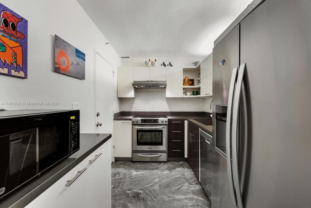 For Sale: $475,000 (1 beds, 1 baths, 858 Square Feet)