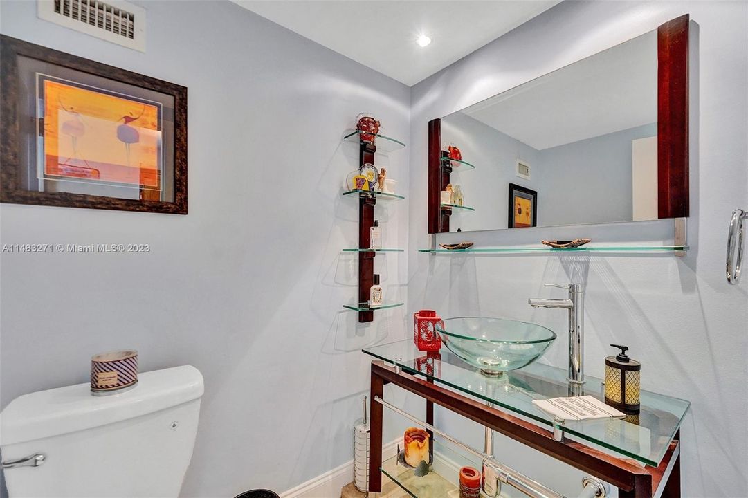 待售: $950,000 (2 贝兹, 2 浴室, 1590 平方英尺)