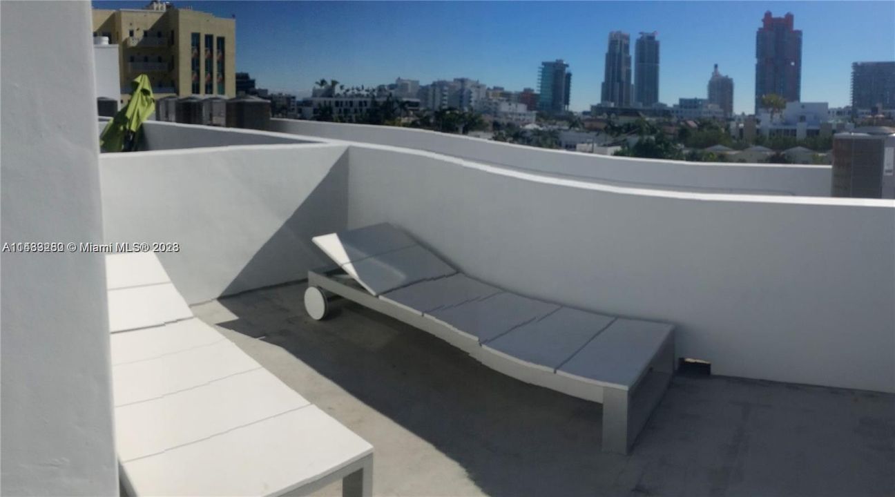 For Sale: $1,050,000 (2 beds, 2 baths, 976 Square Feet)