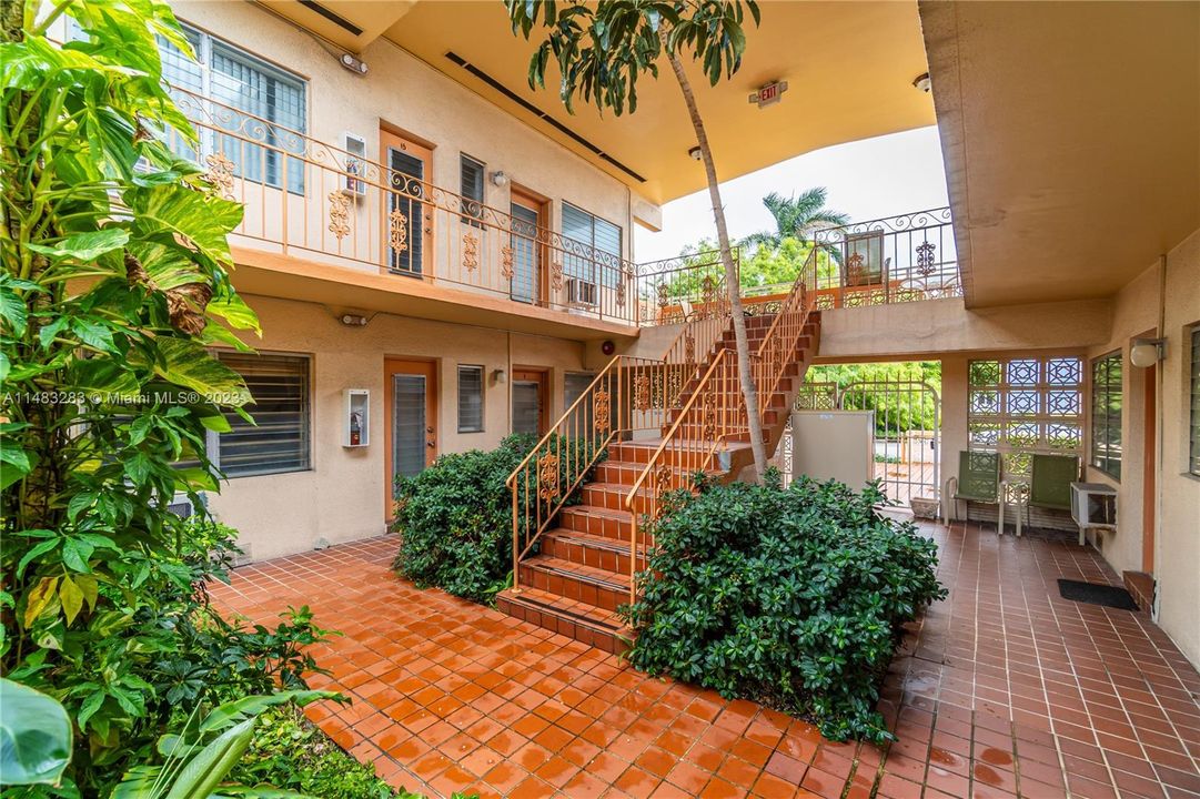 Недавно продано: $200,000 (0 спален, 1 ванн, 380 Квадратных фут)