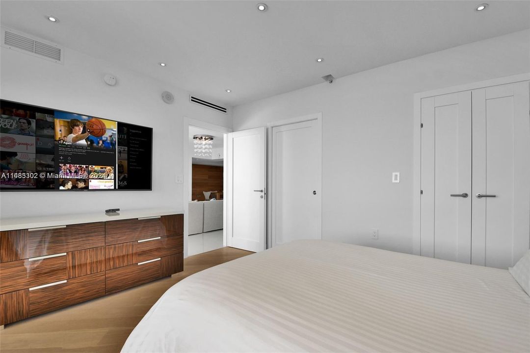 Recently Sold: $2,598,000 (3 beds, 3 baths, 2383 Square Feet)