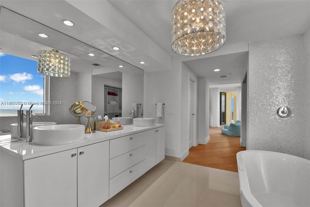 Recently Sold: $2,598,000 (3 beds, 3 baths, 2383 Square Feet)