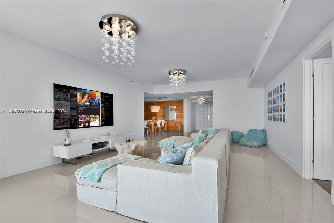 Recently Sold: $2,598,000 (3 beds, 3 baths, 2383 Square Feet)