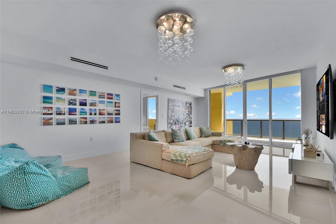 Recently Sold: $2,598,000 (3 beds, 3 baths, 2383 Square Feet)