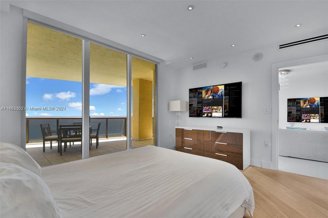 Recently Sold: $2,598,000 (3 beds, 3 baths, 2383 Square Feet)