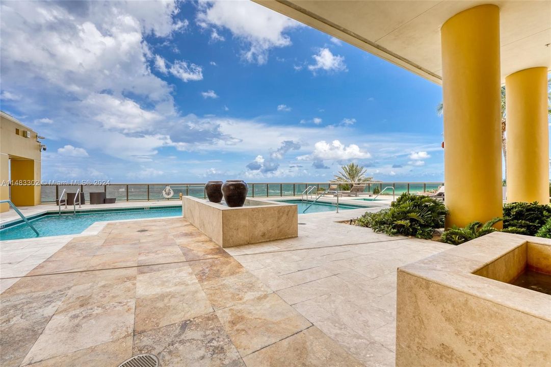 Recently Sold: $2,598,000 (3 beds, 3 baths, 2383 Square Feet)