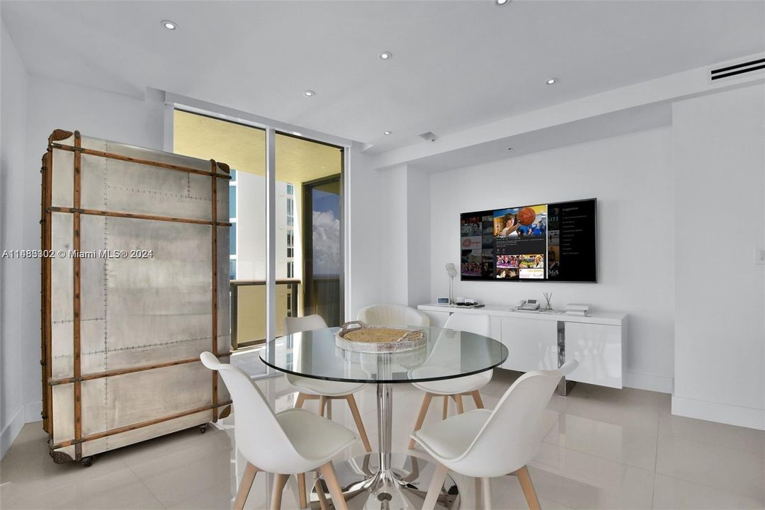 Recently Sold: $2,598,000 (3 beds, 3 baths, 2383 Square Feet)