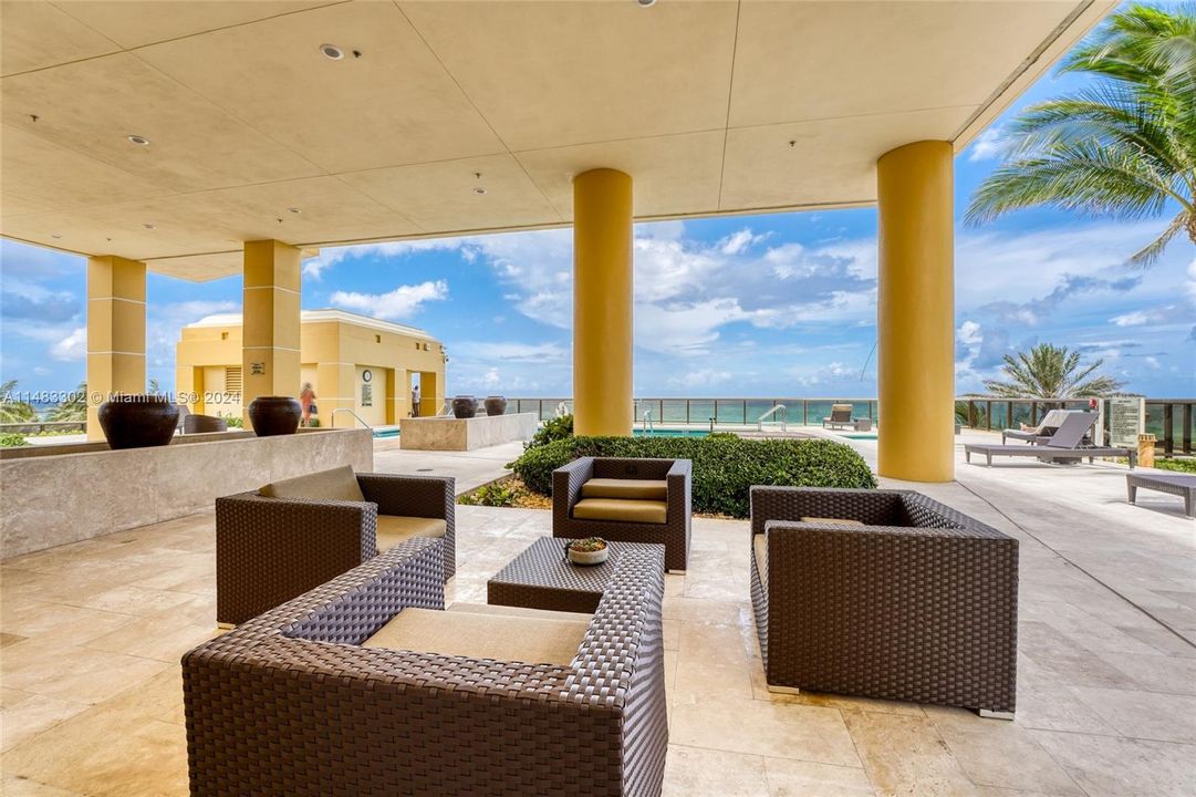 Recently Sold: $2,598,000 (3 beds, 3 baths, 2383 Square Feet)