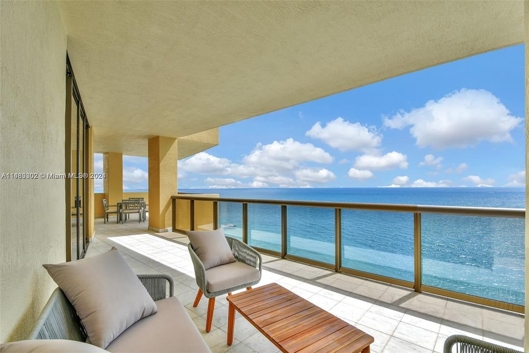 Recently Sold: $2,598,000 (3 beds, 3 baths, 2383 Square Feet)