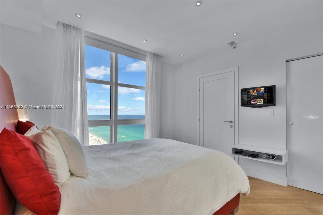 Recently Sold: $2,598,000 (3 beds, 3 baths, 2383 Square Feet)