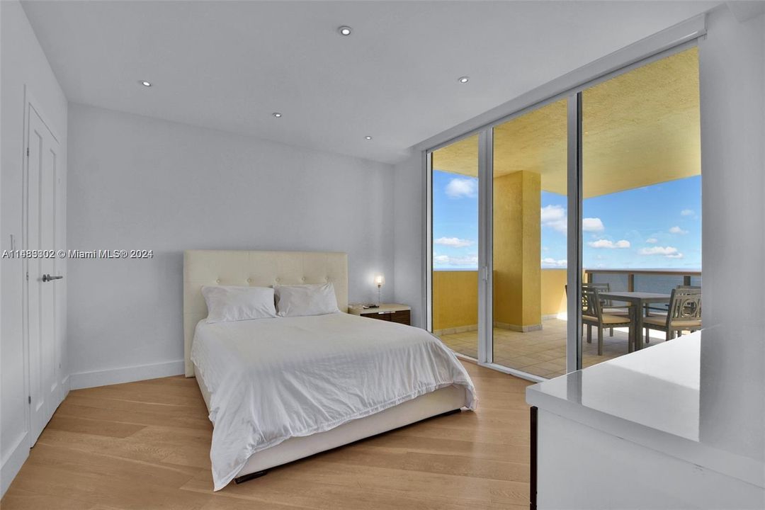 Recently Sold: $2,598,000 (3 beds, 3 baths, 2383 Square Feet)