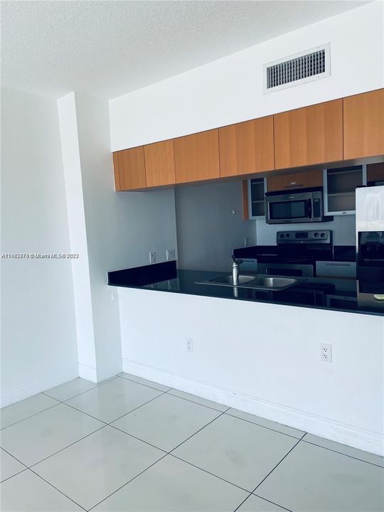 For Sale: $425,000 (1 beds, 1 baths, 791 Square Feet)