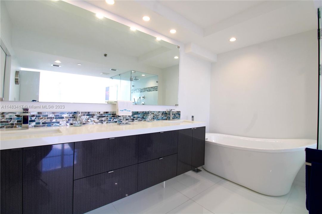 Recently Sold: $460,000 (1 beds, 1 baths, 1050 Square Feet)