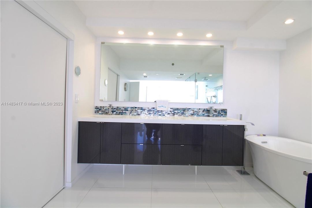 Recently Sold: $460,000 (1 beds, 1 baths, 1050 Square Feet)