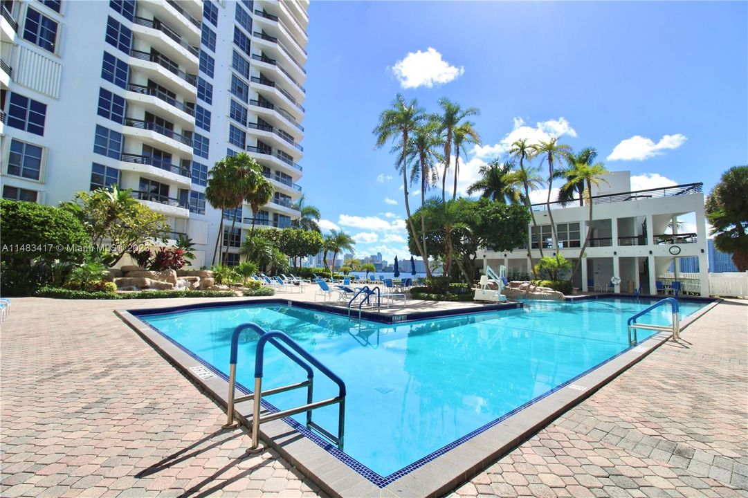 Recently Sold: $460,000 (1 beds, 1 baths, 1050 Square Feet)