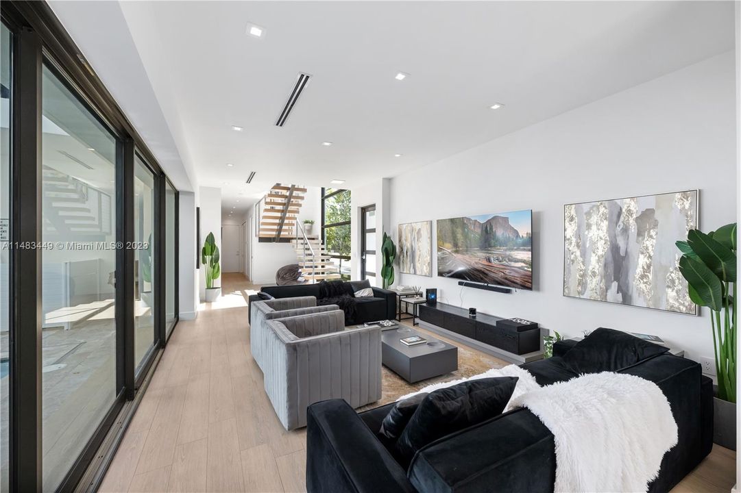 Recently Sold: $2,800,000 (4 beds, 4 baths, 3700 Square Feet)