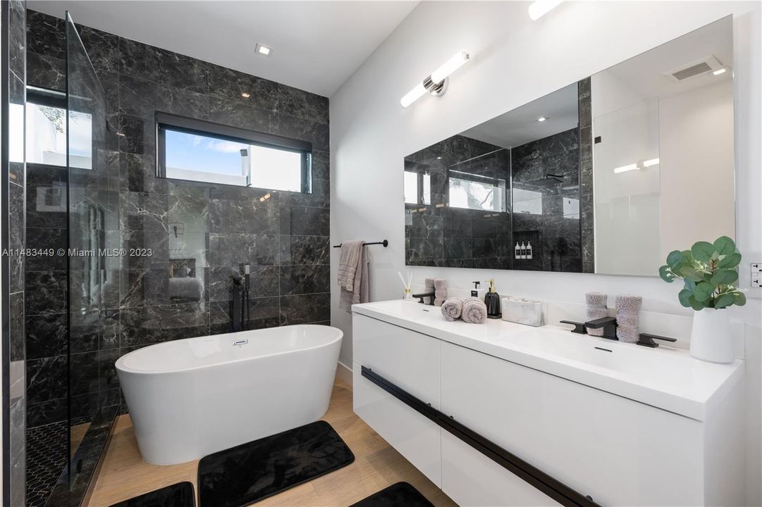 Recently Sold: $2,800,000 (4 beds, 4 baths, 3700 Square Feet)