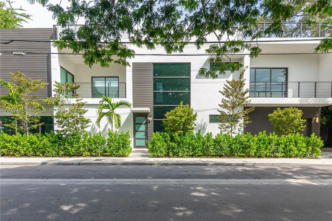 Recently Sold: $2,800,000 (4 beds, 4 baths, 3700 Square Feet)