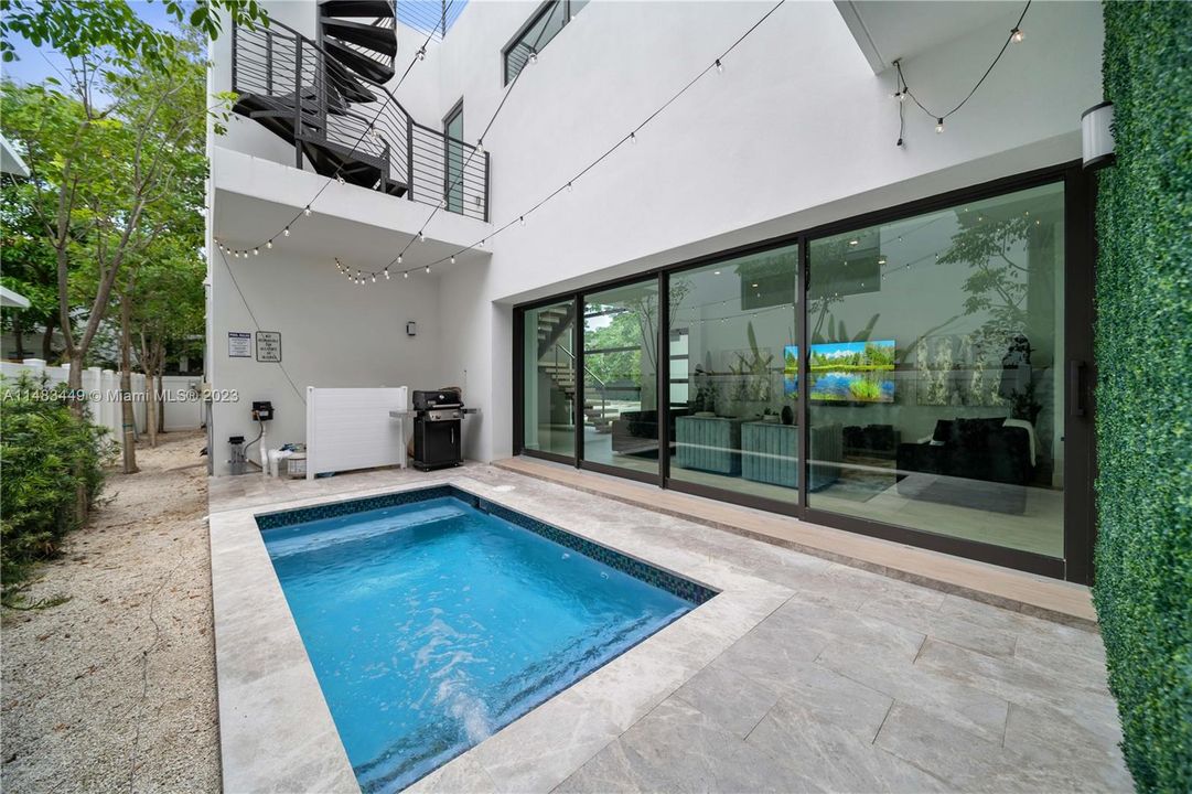 Recently Sold: $2,800,000 (4 beds, 4 baths, 3700 Square Feet)