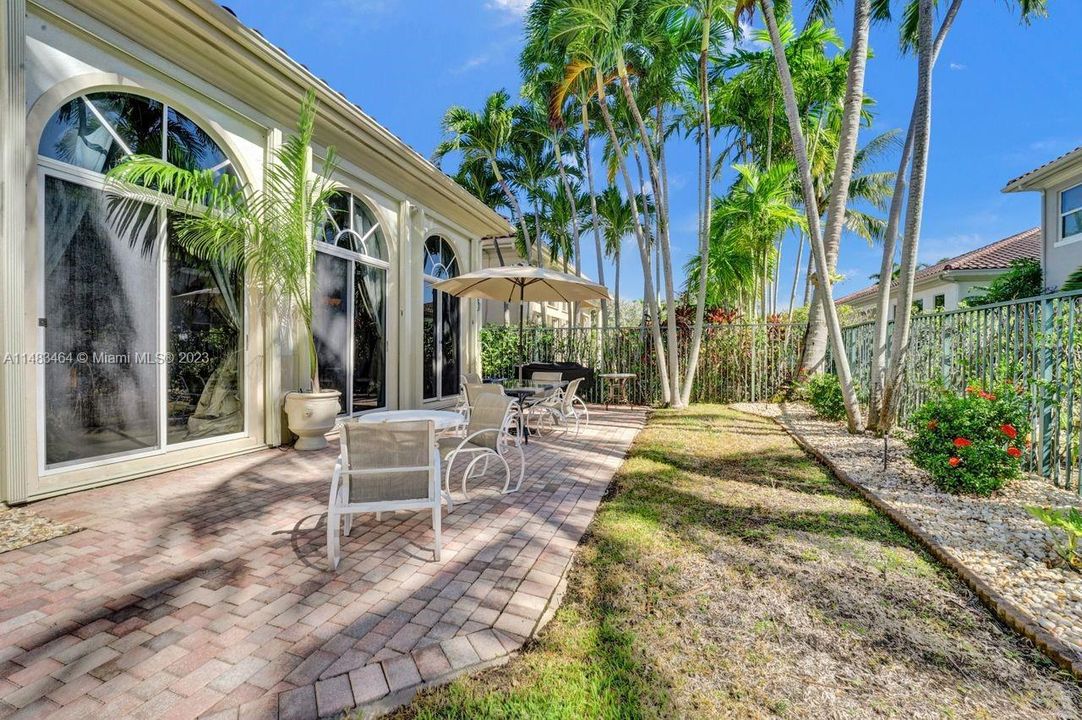 Recently Sold: $2,150,000 (4 beds, 4 baths, 3823 Square Feet)