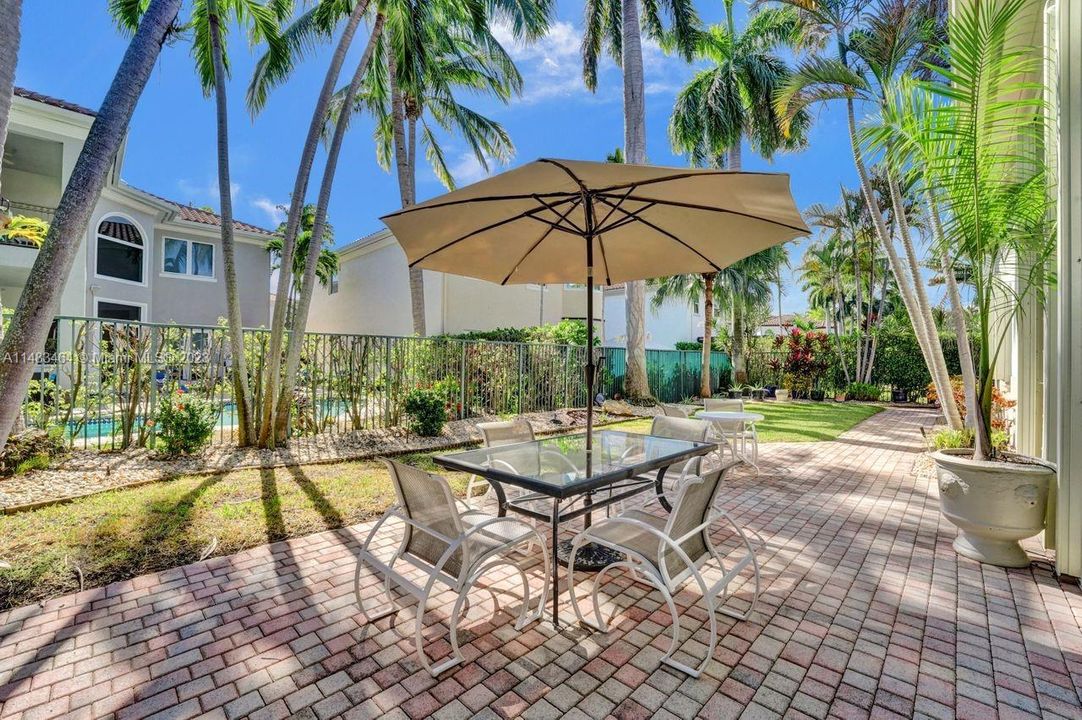 Recently Sold: $2,150,000 (4 beds, 4 baths, 3823 Square Feet)