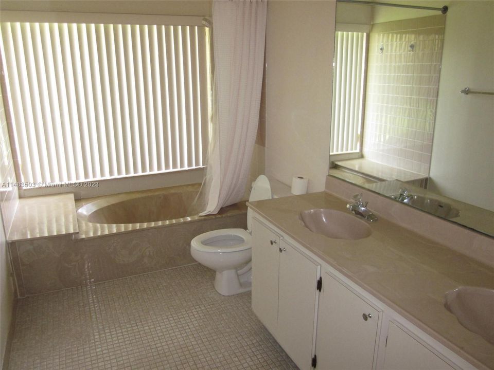 最近租的: $4,000 (4 贝兹, 2 浴室, 1999 平方英尺)