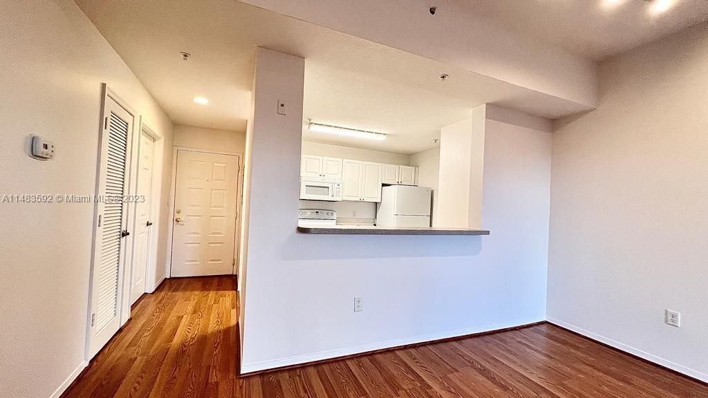 Recently Rented: $2,300 (1 beds, 1 baths, 719 Square Feet)