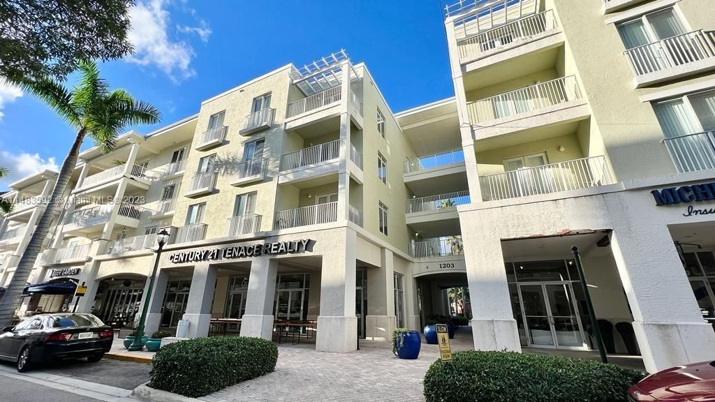 Recently Rented: $2,300 (1 beds, 1 baths, 719 Square Feet)