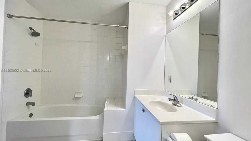 Recently Rented: $2,300 (1 beds, 1 baths, 719 Square Feet)