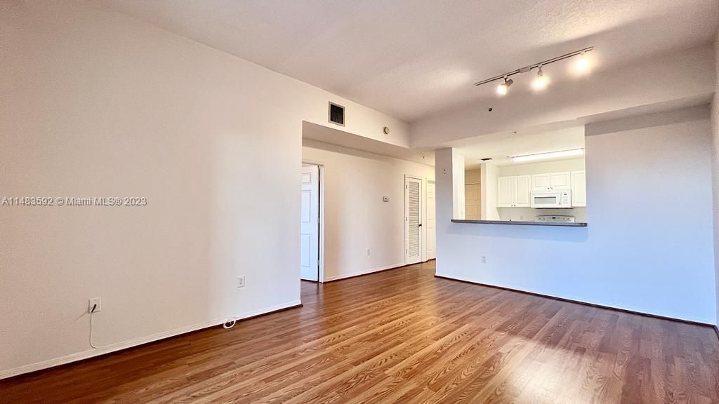 Recently Rented: $2,300 (1 beds, 1 baths, 719 Square Feet)